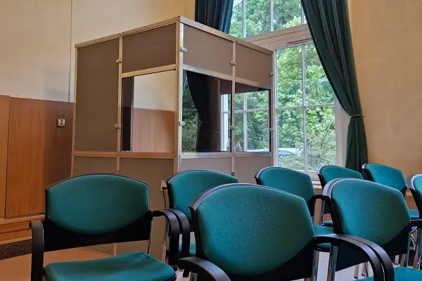 Kabiny tłumaczeniowe używane podczas konferencji w Poznaniu