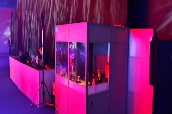 Tłumacz symultaniczny Poznań pracujący w kabinie tłumaczeniowej podczas kongresu