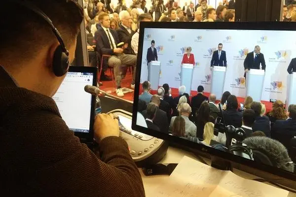 Tłumaczenia symultaniczne – profesjonalny tłumacz podczas konferencji biznesowej