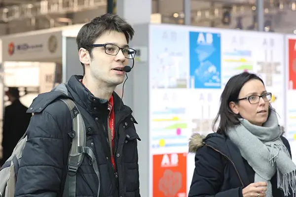 Tłumaczenia symultaniczne na konferencji branżowej z udziałem tłumacza