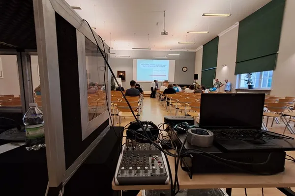 Kabina tłumacza symultanicznego podczas wydarzenia branżowego we Wrocławiu