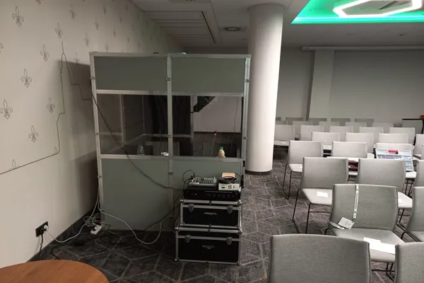 Kabiny tłumaczeniowe używane podczas tłumaczeń symultanicznych we Wrocławiu