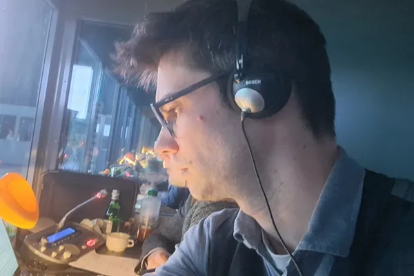 Tłumacz symultaniczny w trakcie pracy w kabinie na konferencji we Wrocławiu