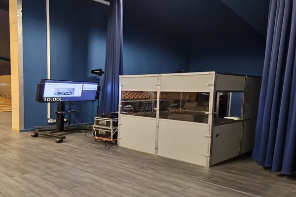 Tłumaczenia symultaniczne Wrocław – tłumacz w kabinie podczas konferencji